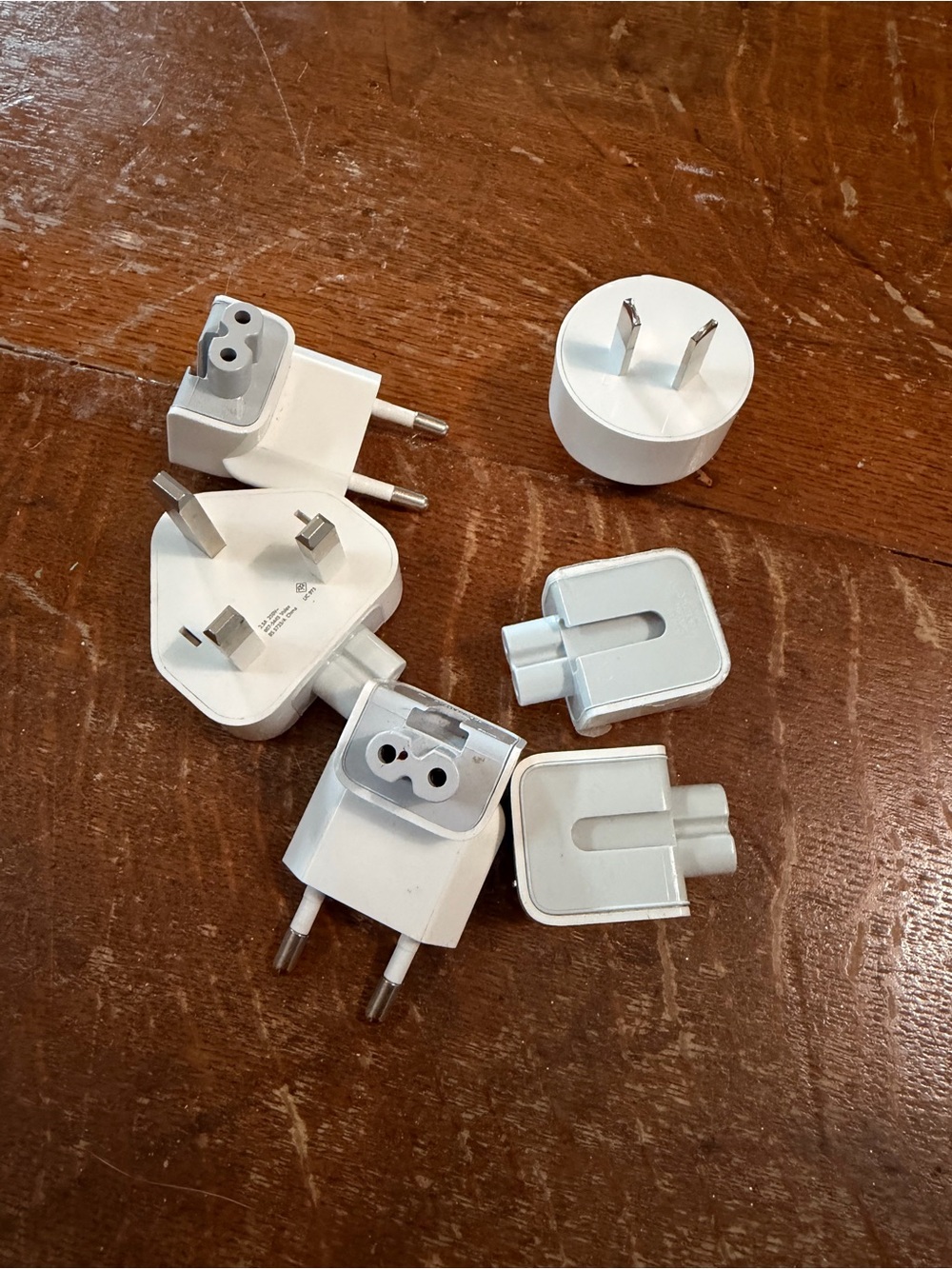 Apple White Travel Kit, Plug Adapter Set - Multiple International Plugs